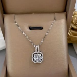 Beautiful elegant jewelry set with beautiful stud earrings